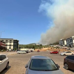 canakkalede orman yangini hastaneye yaklasti yasli bakim merkezi bosaltildi RVqg3cnz