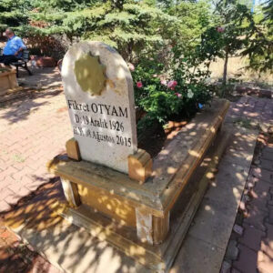 fikret otyam mezari basinda anildi 9TdzqJwu