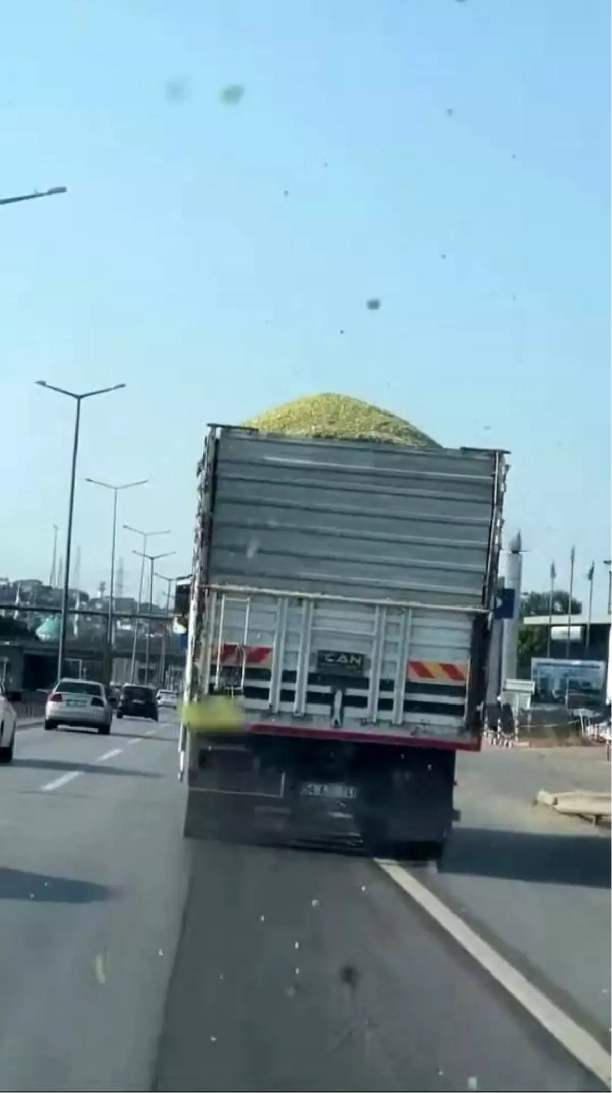 Sakarya’da Yük Düşmesi Trafiği Tehlikeye Attı