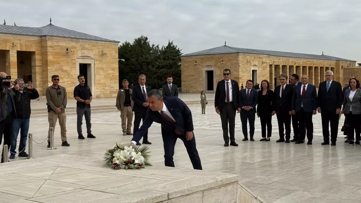 chp genel baskani ozgur ozel parti meclisi ve ydk uyeleriyle anitkabiri ziyaret etti L6yzC2Dp