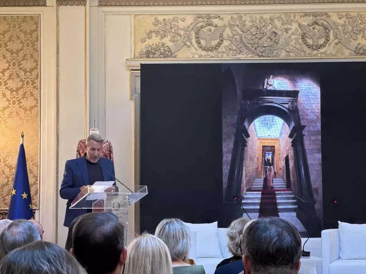 italyan modaci elio ferrarodan kaftan tasarimlari VqM4L3R4