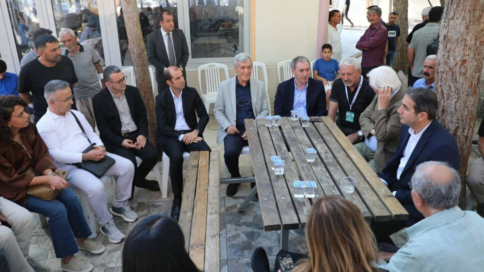 tuncer bakirhan dicle universitesi tip fakultesi hastanesinde tedavi goren ismail besikciyi ziyaret etti bMTO6zbe