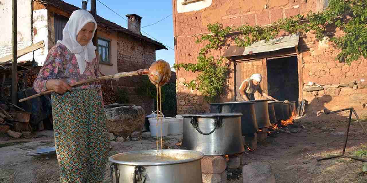 6 saat kazanlarda kaynatilip siseleniyor geleneksel yontemle hazirlaniyor 9xvUgaNK.jpg