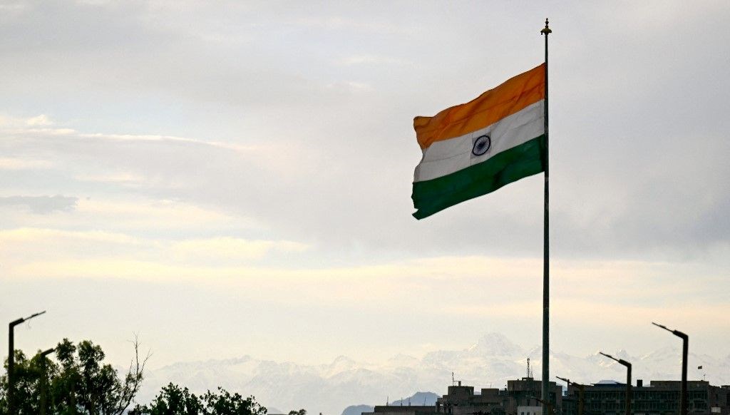 hinduizme hakaret iddiasi avukat basyargica ayakkabi firlatti QeLz2DAR