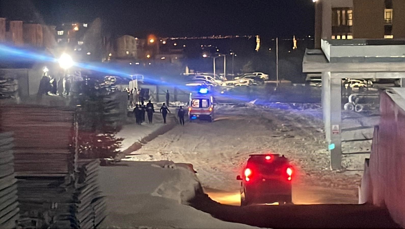 iscilerin yuksek sesle konusma kavgasi kanli bitti 1i agir 4 yarali NOjJzhWG