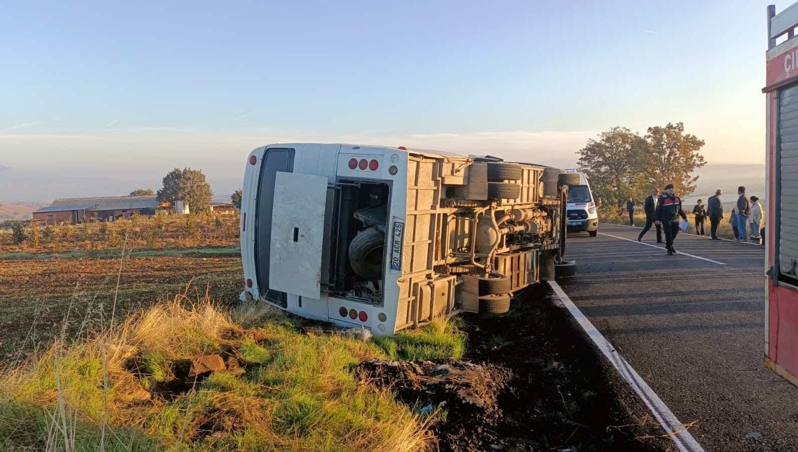 iscilerini tasiyan midibus devrildi 23 kisi yaralandi TrmKiD34.jpg