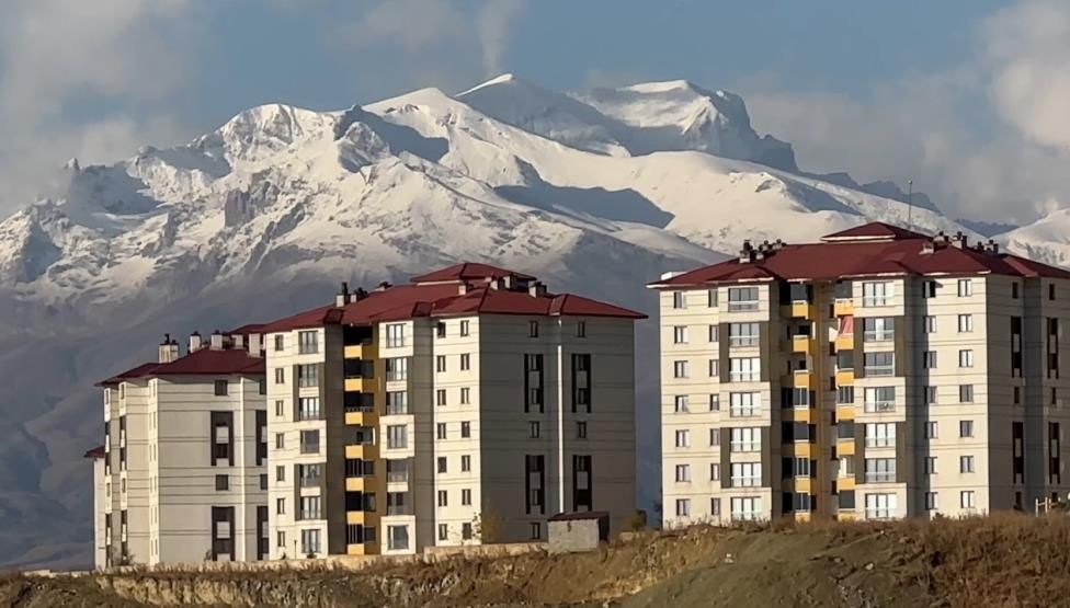 yagmur kara dondu yeni gune beyaz ortu altinda basladilar 8RhAuuMm.jpg