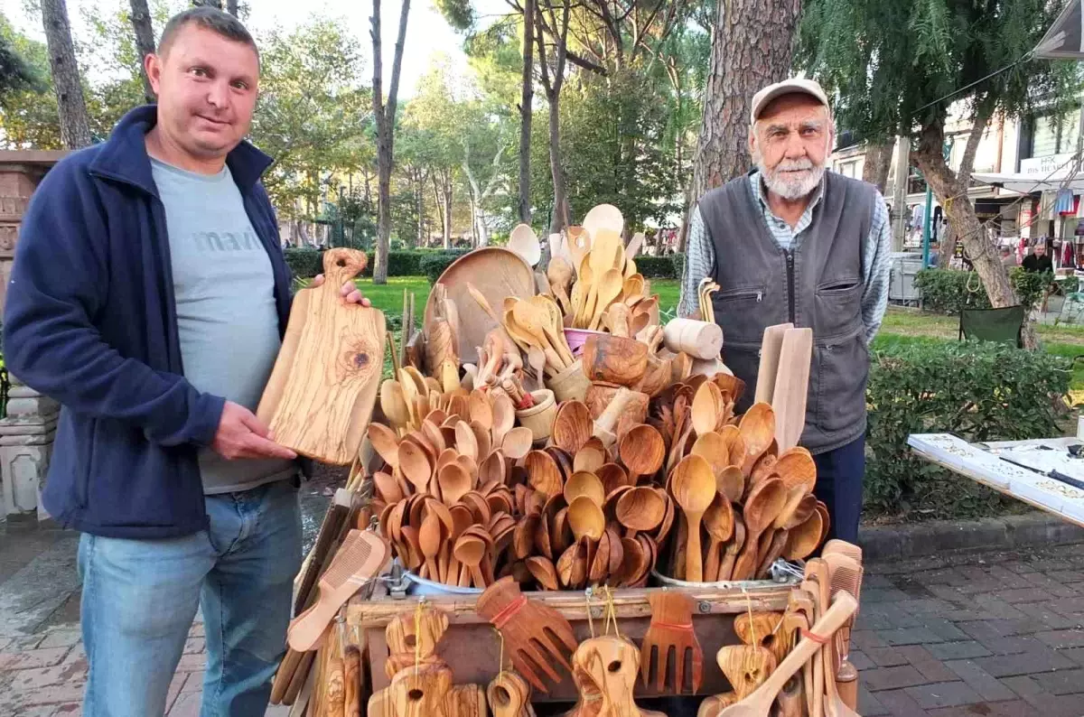 burhaniye pazarinda zeytin odunundan mutfak gerecleri ilgi goruyor YhyAySXF.jpg