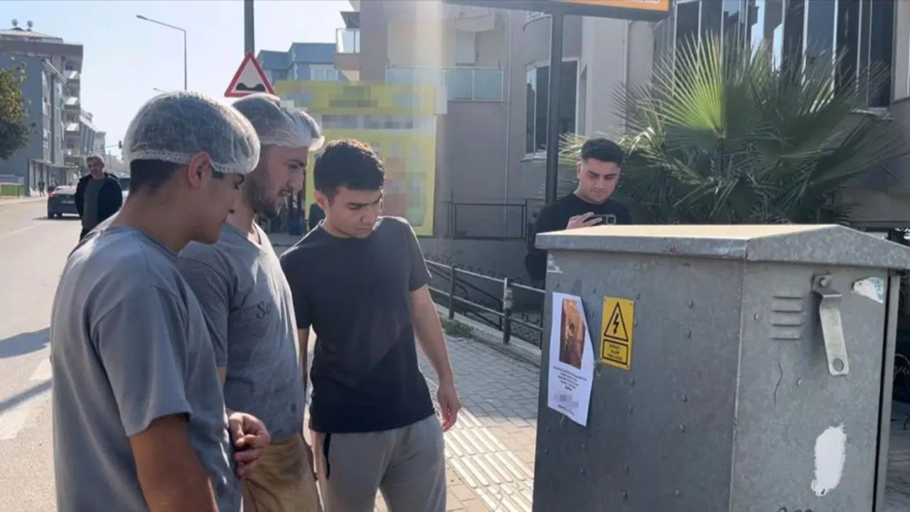 bursada kizlarinizi bu adamdan uzak tutun yazili afisler ortaligi karistirdi BZilii2M.jpg