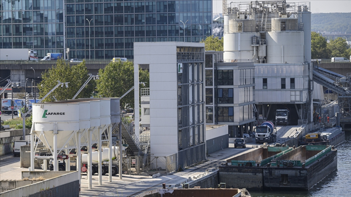 mitin suriyede fabrikasini vurdugu lafarge fransada teror orgutunu finanse etmekten yargilaniyor tgATcuS9.jpg