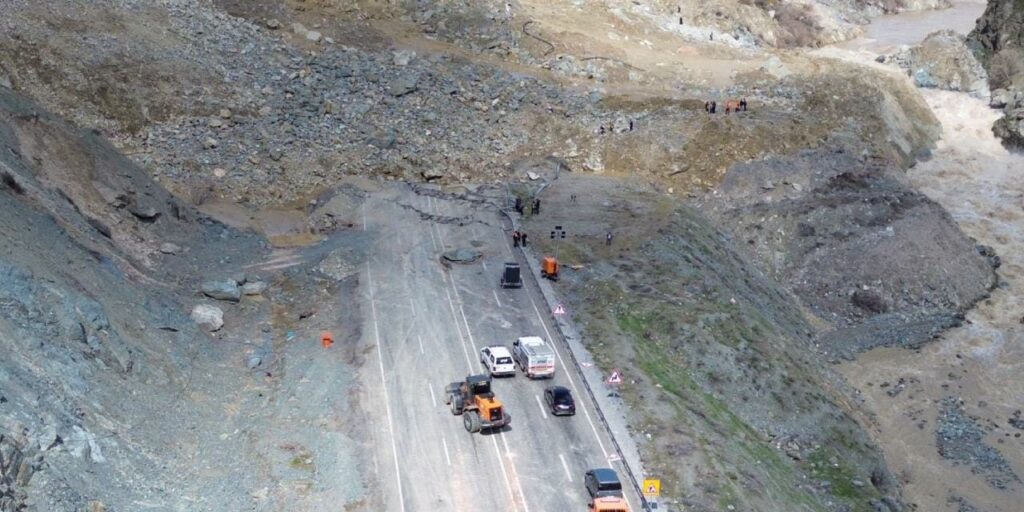 hakkari-van-kara-yolunda-heyelan-ulasim-tamamen-kesildi-Nx8QkXKa