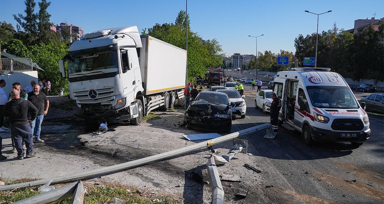 İzmir’de Trajik Zincirleme Kaza: Fren Arızası İddiaları İnceleniyor, Aşırı Tonaj Soruşturuluyor