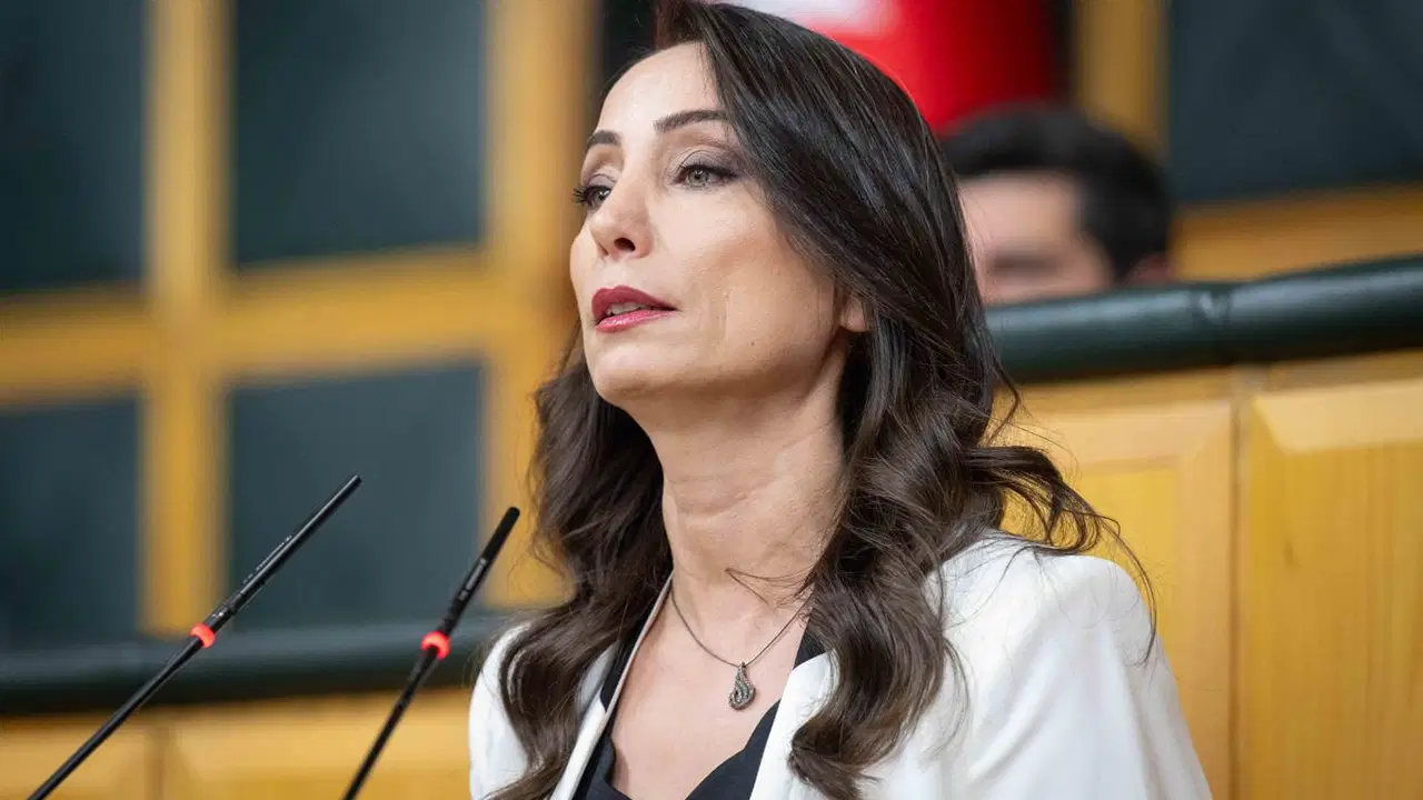 Tülay Hatimoğulları’ndan AKP’ye Açık Eleştiri: “İktidar Korkak ve Oyalayıcı Bir Davranış İçinde”