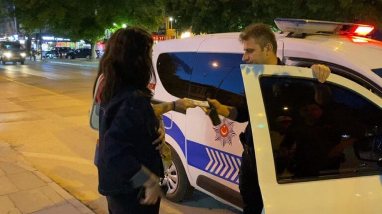 bankamatikte-unutulan-parayi-gorup-polise-teslim-etti-j3Yk36Pd