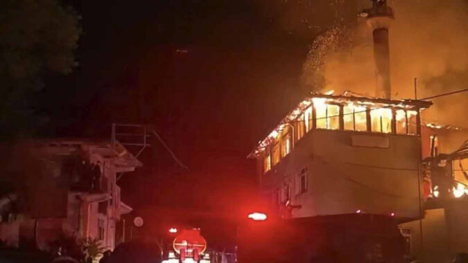 Şükürler Köyü’nde Yangın Felaketi: Ev, Köy Konağı ve Cami Kül Oldu
