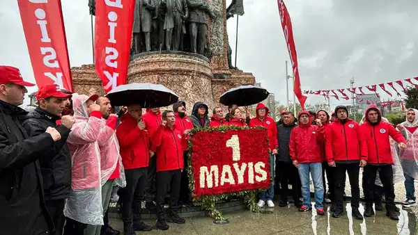 istanbulda-1-mayis-disk-taksime-celenk-birakti-birleselim-direnelim-bu-adaletsiz-duzeni-degistirelim-81zfcSlK