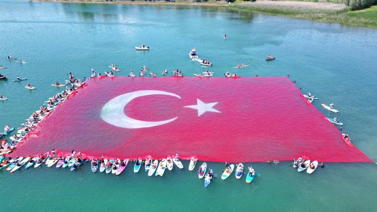 Sapanca Gölü’nde 1923 Metrekarelik Dev Türk Bayrağı Dalgalandı
