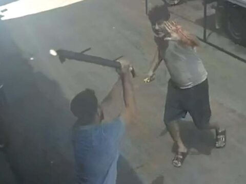 Bıçaklı saldırıya sopalarla karşılık verdiler! Dehşet anı kamerada