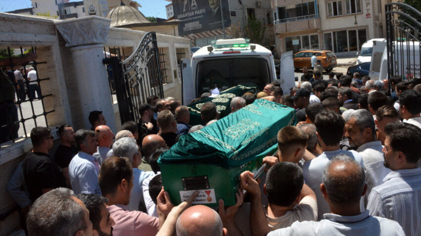 Yanarak ölen 3 engelli kardeş toprağa verildi! ‘Gözlerinin önünde feryatlarını duyarak kaybetti’
